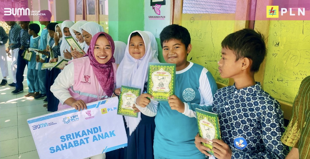 Kolaborasi dengan YBM, PLN UP3 Bima Bagikan Buku Iqra di SMPN 13 Kota Bima - Kabar Harian Bima