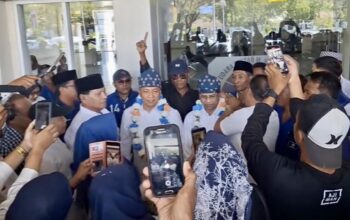 Warga Tumpah Ruah Sambut Kedatangan Man - Feri di Bandara Bima - Kabar Harian Bima