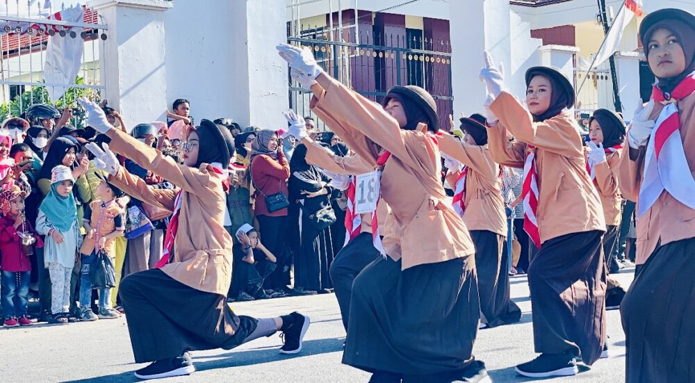 Lomba Gerak Jalan, Tim Putri SDN 40 Lewirato Tampil Memukau - Kabar Harian Bima