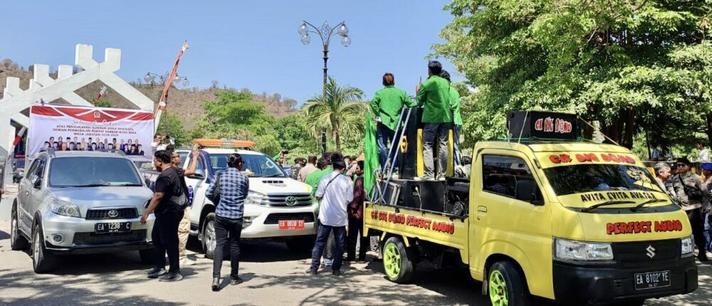 Demonstrasi di Tengah Pelantikan DPRD, Mahasiswa Desak Segera Tuntaskan Akses Jaringan dan Krisis Air Bersih - Kabar Harian Bima