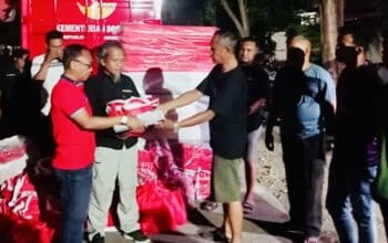 Dinsos Salurkan Bantuan Korban Kebakaran Asrama Polres Bima Kota - Kabar Harian Bima