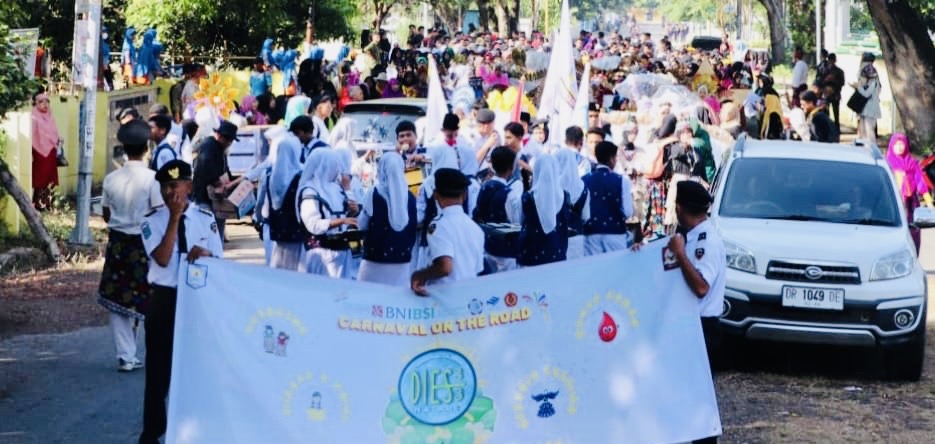 Semarak HUT ke-33, SMAN 4 Kota Bima Gelar Karnaval Kreatif - Kabar Harian Bima