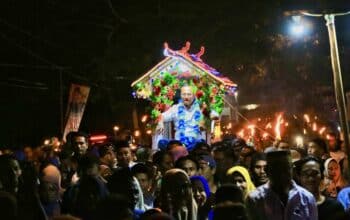 Jatiwangi Basis Man-Feri, Paslon Ditandu Warga dalam Pawai Obor Kemenangan - Kabar Harian Bima