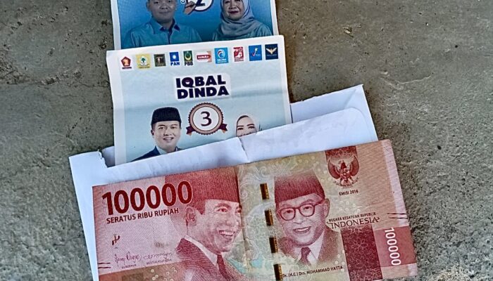 Beredar Amplop Uang Bersama Stiker Paslon Iqbal-Dinda dan Yandi-Ros, Bawaslu Lakukan Penelusuran