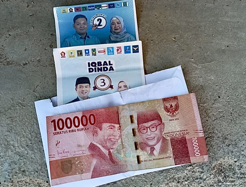 Beredar Amplop Uang Bersama Stiker Paslon Iqbal-Dinda dan Yandi-Ros, Bawaslu Lakukan Penelusuran - Kabar Harian Bima