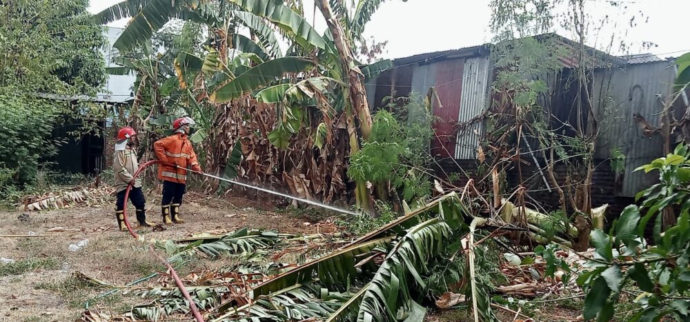 Korsleting Listrik, Atap Rumah Warga di Santi Terbakar, Damkar Imbau Warga Tingkatkan Kewaspadaan - Kabar Harian Bima