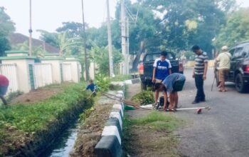 Jaga Keindahan Kota, DLH Intensifkan Pembersihan Drainase dan Semak Liar - Kabar Harian Bima