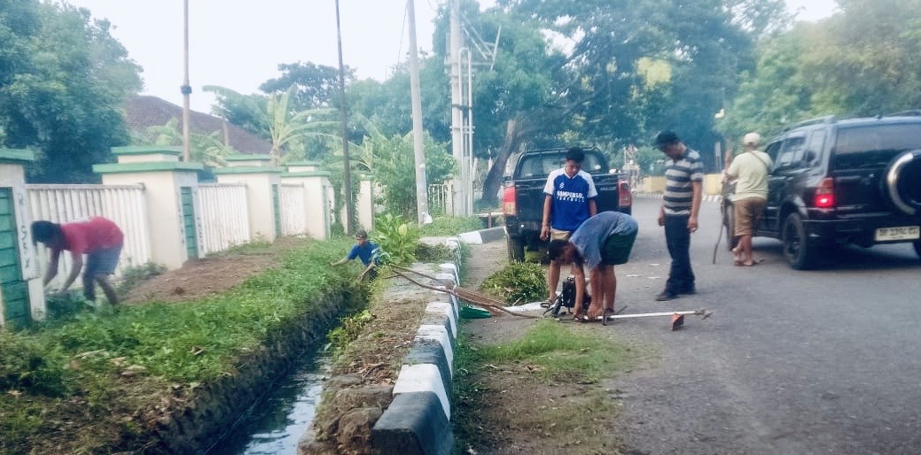 Jaga Keindahan Kota, DLH Intensifkan Pembersihan Drainase dan Semak Liar - Kabar Harian Bima