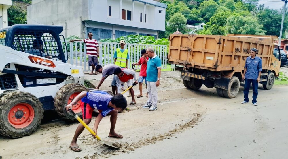 DLH dan TNI Bersihkan Lumpur Sisa Banjir Gunung di Kota Bima - Kabar Harian Bima