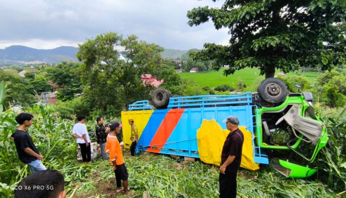 Truk Ekspedisi Bima Permai Terguling di Bukit Penatoi