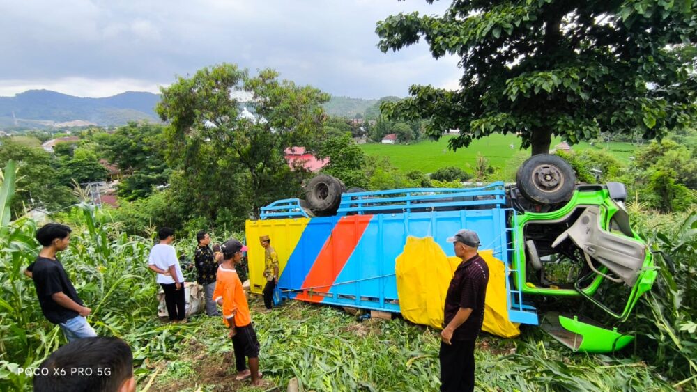 Truk Ekspedisi Bima Permai Terguling di Bukit Penatoi - Kabar Harian Bima