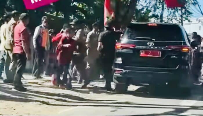 Demonstrasi Mahasiswa Berujung Ricuh, Mobil Dinas Wakil Bupati Bima Dirusak Massa