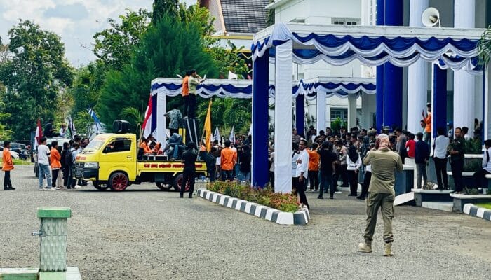 Mahasiswa UMBO Demo di Kantor Pemkot Bima, Robohkan Pagar dan Layangkan Sejumlah Tuntutan