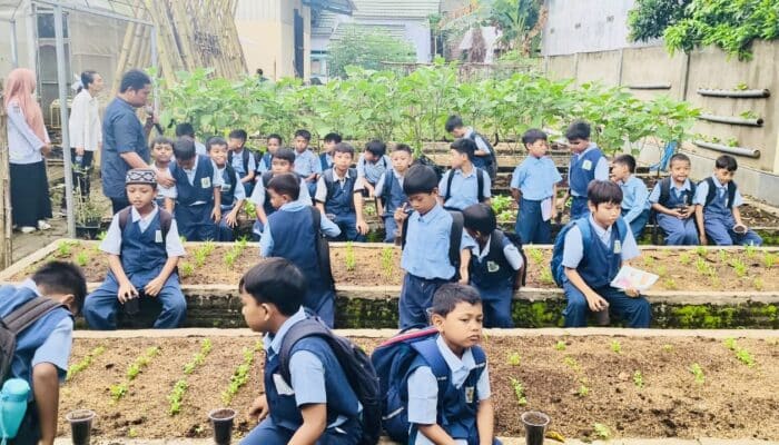 Kebun Plakat Dishanpan Kota Bima Jadi Kelas Alam untuk Siswa SD Integral Lukman Al Hakim