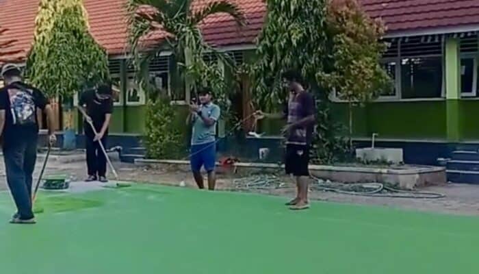 SMPN 2 Kota Bima Ubah Halaman Jadi Lapangan Olahraga