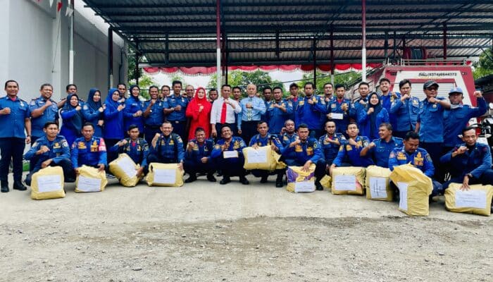 Pegawai Damkar Kota Bima Terima Hadiah Lomba Fire Skill di Hari Kemerdekaan