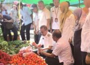 Sidak Pasar Amahami, Feri Sofiyan Pastikan Stok Beras Masih Aman