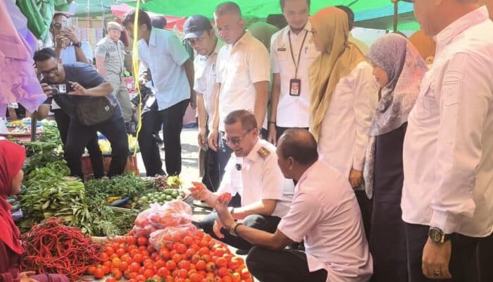 Sidak Pasar Amahami, Feri Sofiyan Pastikan Stok Beras Masih Aman