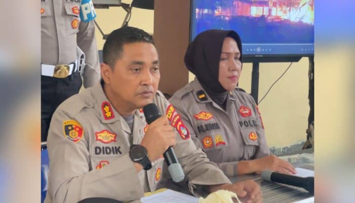 Rekaman CCTV Bongkar Aksi Kades Poja Bakar Kantor Inspektorat