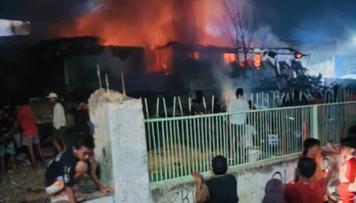 Kebakaran di Kelurahan Paruga, Api Merembet ke Sejumlah Toko Samping Rumah Makan