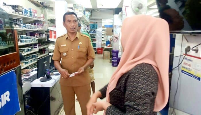 Dukung Program BISA, Camat Rasanae Barat Imbau Pemilik Toko Sediakan Tong Sampah