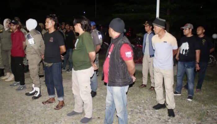 Camat Rasbar Turun Malam, Sisir Kafe dan Lapak di Amahami