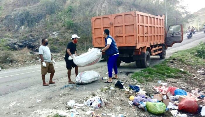 DLH Kota Bima Bersih-Bersih Tanjakan Sonco Tengge: Stop Buang Sampah Sembarangan!