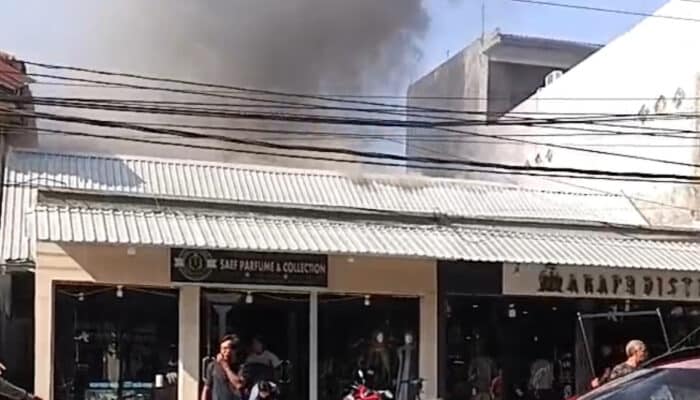 Ruko Parfum di Pane Terbakar, Damkar Berhasil Padamkan Api