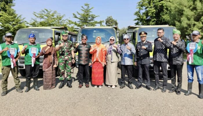 Man–Feri Serahkan 3 Truk Sampah untuk Dukung Program BISA