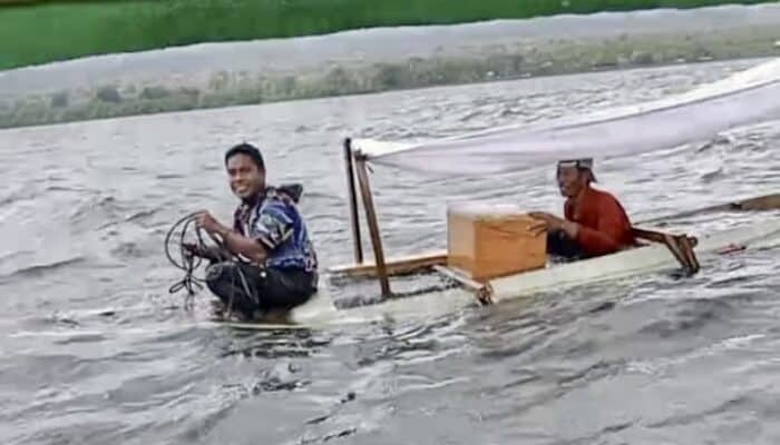 Sampan Pemancing Desa Bajo Tenggelam Saat Gelombang Tinggi