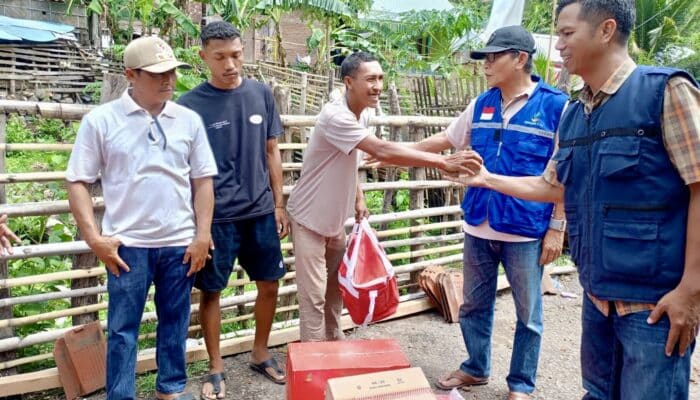 Tak Tunggu Lama, Dinsos Kota Bima dan Tagana Bantu Warga yang Rumahnya Terendam Banjir
