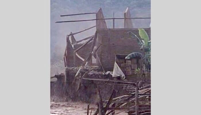 Rumah Warga Lampe Ambruk Disapu Banjir Kiriman dari Wawo