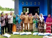 Wali Kota Bima Salurkan Beras Cadangan Pangan untuk Warga Oi Fo’o