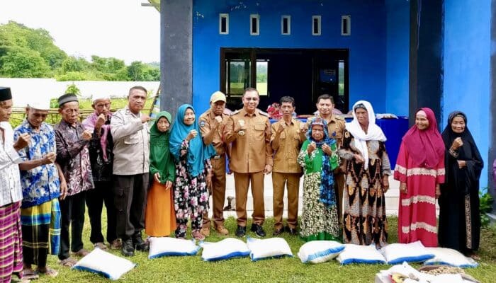Wali Kota Bima Salurkan Beras Cadangan Pangan untuk Warga Oi Fo’o