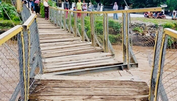 Jembatan Gantung Paruga – Dara Nyaris Putus Akibat Banjir, Warga Dilarang Melintas