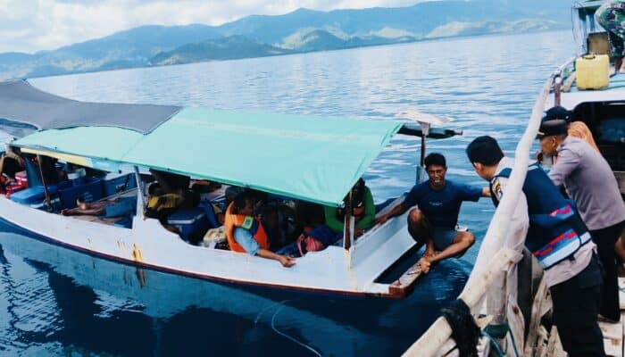 Polsek Langgudu Evakuasi Pemancing Korban Ombak Tinggi, 1 Orang Masih Terus Dicari
