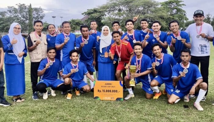 Gol Tunggal Abdul Azam Antarkan PGRI Wera Juara Dinar Cup Kota Bima