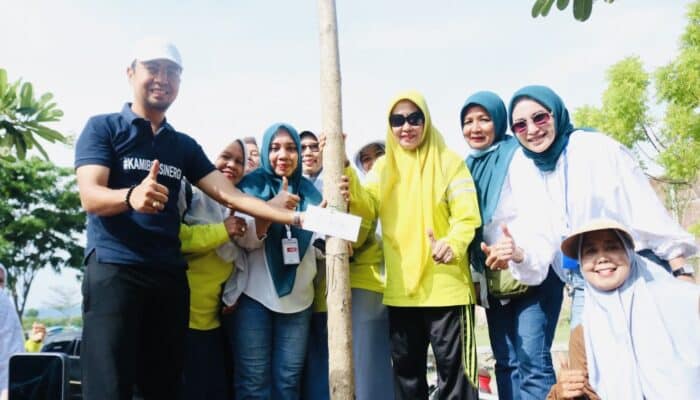 Peringati Hari Ibu, Organisasi Wanita Kota Bima dan DLH Tanam Tabebuya di Amahami