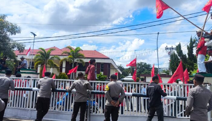 Mahasiswa Geruduk Kantor Pemkot Bima, LMND Layangkan 8 Tuntutan