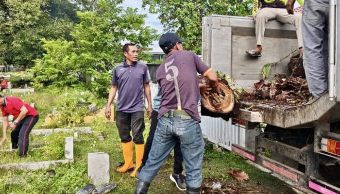 Camat Rasanae Barat Pimpin Gotong Royong Bersihkan TPU Tolobali