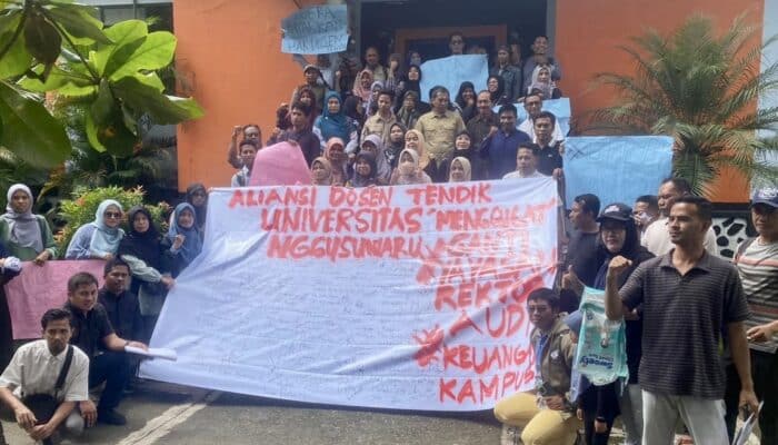 Puluhan Dosen UNSWA Bima Turun Aksi, Tuntut Gaji dan Rektor Mundur