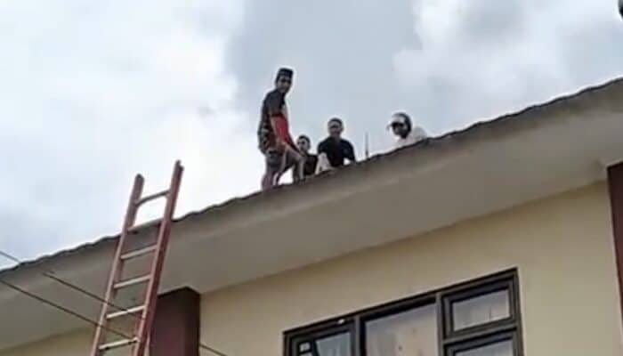 Diduga Depresi, Pria yang Diamankan Polisi Nekat Naik Atap Gedung Reskrim Polres Bima Kota