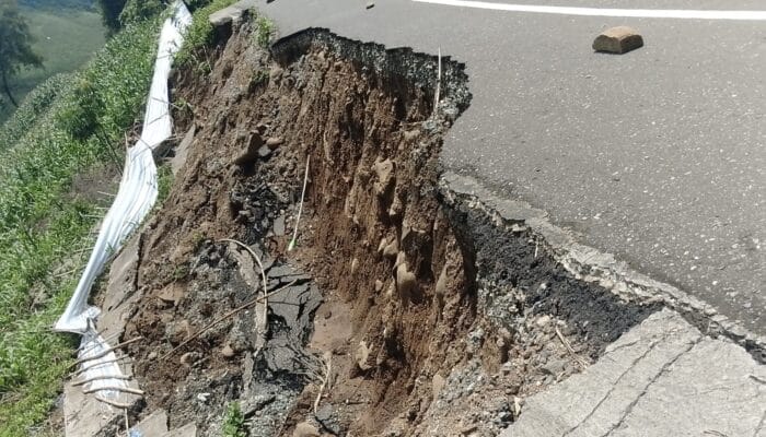 Diguyur Hujan Deras, Jalan Dusun Baku Desa Sumi Longsor di 7 Titik