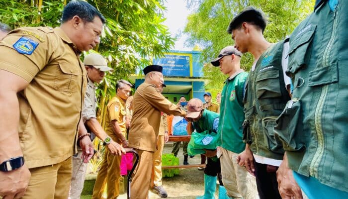 Wali Kota Bima Serahkan Paket Idul Fitri 1447 H untuk Petugas Lapangan OPD