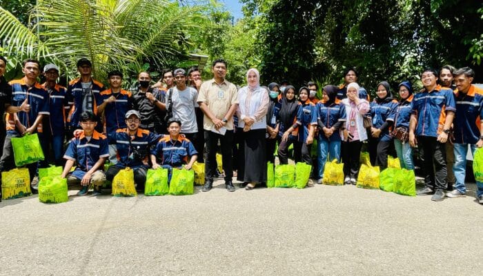 PT Bima Milenial Bagikan Paket Idul Fitri untuk Ratusan Tenaga Outsourcing