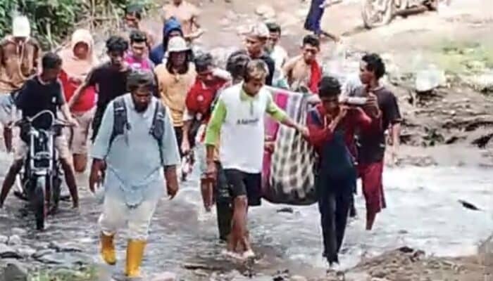Jalan Rusak Parah di Desa Sumi, Warga Pikul Mayat Sejauh 7 Kilometer