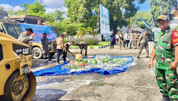 Usai Upacara HUT Kota Bima, Pol PP Musnahkan 1.247 Botol Miras
