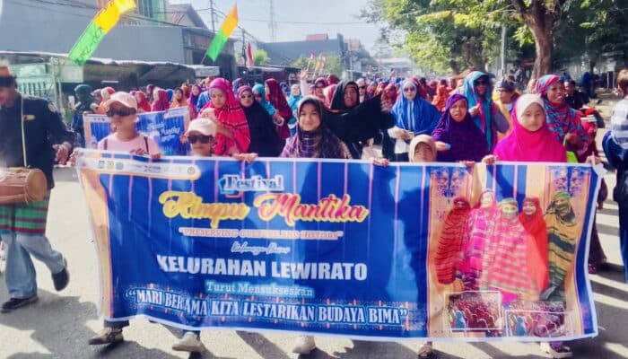 Lurah Bangga, Warga Lewirato Tunjukkan Cinta Budaya di Pawai Rimpu