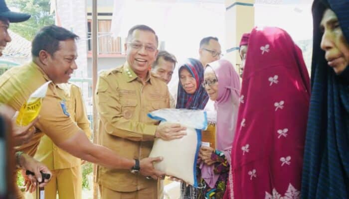 Wali Kota Bima Salurkan Bantuan Pangan, Ratusan Warga Ntobo Terima Beras dan Minyak