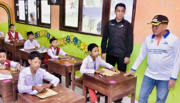 Bupati Bima Tinjau Langsung Ujian Siswa SD di Parado